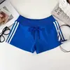 Shorts esportivos listrados estilo americano, novo modelo de verão 2026, hot pants casuais de ajuste slim com cordão para yoga e fitness