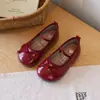 Mocassins confortáveis com laço para desempenho, estilo princesa coreana, sapatos casuais de primavera e outono 2026 para crianças, sapatos de couro, sapatos infantis de sola macia