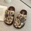 Moda Otoño e Invierno Nuevo Estampado de Leopardo Hebilla de Cinturón Engrosada Punta Cerrada Calientes para Casa Pantuflas de Algodón con Piel para Mujer