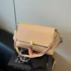 Bolsa de Design de Nicho Nova Transfronteiriça para Mulheres Francesa Levemente Luxuosa Retrô Bolsa de Axila Alça de Ombro Torcida Transversal Pequena Quadrada