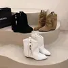 Botas de tornozelo estilo ocidental, atmosféricas, com contas, para mulheres, apresentando couro macio, detalhes plissados, bico fino, efeito emagrecedor e enfeites de franja retrô, semelhantes a botas de montaria