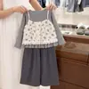 Conjunto de otoño para niña 2026, nuevo conjunto de camisola con estampado floral, elegante y moderno, conjunto de tres piezas estilo coreano para niños