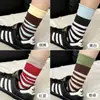 Calcetines Rayados con Borde Enrollado de Color Contrastante para Mujer Calcetines de Media Pantorrilla Ins Tendencia Otoño Invierno Populares Estilo Coreano Estilo Universitario Calcetines Anchos con Bloques de Color