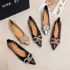 Zapatos de Tacón Cuña Punta Fina 3685-K77 con Hebilla de Metal y Pedrería, Mocasines Versátiles de Gamuza de Boca Baja, Zapatos para Mujer para el Trabajo