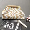 Bolso Cruzado de Punto de Gran Capacidad Rayado Transfronterizo, Bolso de Mano Versátil Negro y Beige, Patrón de Ola Azul, para Uso Diario, Bolso de Maquillaje, Moderno, con Clip