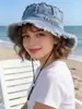 Nuevo Estilo 2026 Sombrero de Pescador de Mezclilla para Mujer, Sombrero de Sol de Ala Ancha para Verano, Adelgazante de Rostro, Bordado de Letras, Sombrero de Cubo con Borde Deshilachado, Moderno