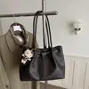 Bolsa feminina de grande capacidade para uso transfronteiriço, nova coleção outono 2026, bolsa de ombro versátil e elegante, bolsa tote moderna e casual para o trabalho e uso diário