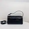 2026 Nuevo Modelo Bolso de Mano Pequeño para Hombro Cruzado con Soporte para Bolígrafo Estilo Años 90 Piel de Vaca Capa Superior con Forro de Piel de Cordero con Patrón de Lagarto
