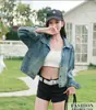 Foto real em estoque, novo modelo de início de outono, estilo retrô de Hong Kong, modelagem solta, que valoriza a altura, jaqueta jeans curta, azul, outros estilos europeus e americanos