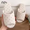 Chinelos de Bolinhas Nanbo Wan Home para Mulheres, Antiderrapantes, Confortáveis, Sola Macia, Tecido de Algodão, Universais para Todas as Estações, Chinelos Silenciosos para Chão
