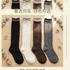 Meias de tornozelo para outono e inverno com acabamento em renda, design em blocos de cor, tornozelo franzido, detalhes vazados para um efeito emagrecedor, estilo balé, meias de cano longo até o joelho com aparência de duas peças