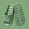 Sandalias y pantuflas simples con agujeros para el baño del hogar de las mujeres antideslizantes para uso en pareja masculinas para bañarse hotel casa de huéspedes pantuflas al por mayor