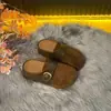 Colección Otoño 2026: Sandalias estilo retro de una tira y punta abierta para mujer, con un diseño suave y cómodo, perfectas para uso casual.