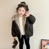 Chaqueta de Cuero Estilo Coreano para Niñas, Forrada de Felpa por Ambos Lados, Otoño/Invierno 2026, Modelo Nuevo, Moda Infantil, Chaqueta Gruesa de Moda para Niña Pequeña