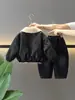 0177 Conjunto de Invierno para Niños Nuevo Genial y Elegante Chaqueta de Cuero Espesa con Forro de Felpa para Niños Conjunto de Tres Piezas Tendencia en Ropa de Invierno
