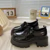 Sapatos femininos de couro com cadarço estilo britânico 2026 novo modelo primavera e outono ins moda trendy celebridade da internet versátil mocassins de sola grossa
