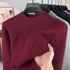 Direto da fábrica, este suéter apresenta tecido macio, anti-pilling e com cores firmes.. É um tricô grosso e robusto, perfeito para o inverno, com um design casual e estiloso de gola alta parcial para homens.