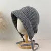 Gorro de punto de otoño e invierno con cordones para mujer, diseñado para cabezas grandes, a prueba de viento, cálido, protector de orejas y adelgazante, un gorro de lana resistente al frío para mujer