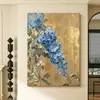 Arte de parede pintada com spray para sala de estar, pintura de parede vintage para hall de entrada, pintura decorativa de planta verde e floral de alta qualidade 'Fundo Dourado com Flores Desabrochando' estilo meados do século