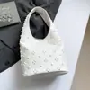 Moda Retro Europeia e Americana Bolsa de Rivets de Grande Capacidade para Mulheres Nova Elegante Versátil Bolso de Ombro de Bolsa de Balde com Rivets de Bolinhas