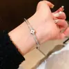Pulsera Redonda con Cierre Super Brillante Incrustado de Diamantes, Pulsera de Lujo Ligero de Alta Gama Transfronteriza Europea y Americana, Accesorio de Mano de Moda y Versátil para Mujeres