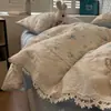Juego de Cuatro Piezas de Gasa de Algodón Acolchado de Doble Capa con Encaje Francés, Suave y Cómodo para Dormir, Juego de Ropa de Cama de Tres Piezas para Dormitorio de Estudiantes, Sábana y Funda de Edredón