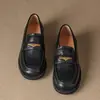 Mocassins confortáveis de sola grossa para mulheres, nova moda outono 2026 estilo britânico versátil sapatos sem cadarço com saltos grossos, sapatos pequenos de couro