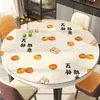 A toalha de mesa redonda é à prova d'água, à prova de óleo, resistente ao calor e fácil de limpar.. É um jogo americano redondo para mesa de jantar feito de PVC com toque semelhante à pele, adequado para uso doméstico e como toalha de mesa para mesas de centro de sala de estar.