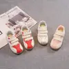 Zapatos para niñas 2026 otoño nuevo zapatillas deportivas de cuero para niños zapatos blancos para niñas zapatos deportivos ligeros para niños
