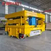 Camión industrial de plataforma baja alimentado por riel de bajo voltaje con postes conductores, Carro móvil alimentado por riel, Camión de plataforma eléctrica vertical hidráulico