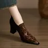 Moda 2026 Salto Alto Bico Fechado Sapatos Individuais Bico Fino Retro Pequenos Sapatos de Couro Para o Trabalho Estampa de Leopardo Sexy Para o Trabalho Pequenos Sapatos de Couro Salto Bloco