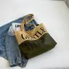 Bolso casual de moda de gran capacidad con estampado de letras 2024 principios de primavera nuevo bolso de hombro axila estilo occidental bolso tote de lona