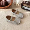 Sapatos de couro infantis 2026 primavera e outono novos estilo coreano para meninas mocassins de sola macia sapatos rasos de princesa para combinar com vestidos