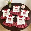 Conjunto de verano dulce de dibujos animados transfronterizo europeo y americano para niños con mangas volantes, falda de cuadros de oso de dibujos animados, conjunto dulce