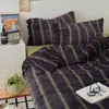 Nueva colección de invierno: Rayado azul y negro, cálido y engrosado, juego de ropa de cama de cuatro piezas con acabado de terciopelo de leche, que incluye una sábana plana, una funda de edredón y una sábana bajera.