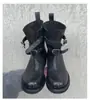 Botas Martin vintage de couro texturizado com fivela, salto grosso, bico redondo, cano curto, botas cowboy femininas de corte justo