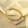 Moda Europea y Americana Más Vendido Pulsera con Broche Incrustado de Diamantes Redondos Geométricos 18K Versátil Diseño de Nicho Pulsera de Acero de Titanio Venta al por Mayor