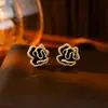 Pendientes de Botón Clásicos Versátiles con Flor de Camelia Micro-pavimentados en Oro Real Elegancia Francesa de Gama Alta Pendientes Estilo Pequeño Chanel Modernos y Energéticos