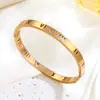 Pulsera Hueca de Acero Inoxidable Tricolor Romana de Moda Pulsera de Pareja Joyería Fabricantes Transfronterizos Europeos y Americanos Venta al por Mayor en Stock