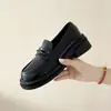 Sapatos pequenos de couro estilo britânico com design 2026 Outono/Inverno Novos Mocassins Slip-on Sola Grossa Bico Redondo Sapatos Individuais para Saias
