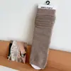 Meias finas de cano alto com listras verticais, meias longas cinzas estilo universitário, combinadas com sapatos Mary Jane e meias de cano curto até o tornozelo
