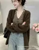 Conjunto de tricô de duas peças estilo coreano com vibe descontraída: Cardigã com decote V + regata listrada, look de início de outono feminino