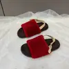 Pantuflas peludas de diseño colorido y contrastante, sandalias de una tira para mujer, colección de otoño 2026 de moda, sandalias planas de moda