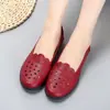 Sandálias de couro macio com sola macia para mães, sapatos de couro vazados respiráveis de verão, sapatos planos antiderrapantes para mulheres de meia-idade e idosos, sapatos com furos