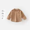 Camiseta base de forro polar para niños, manga larga para niñas, colección otoño/invierno, diseño de bolsillo suave, detalles bordados, capa interior cálida para niños
