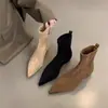 Estilo Casual para o Dia a Dia Botas Meia Sapatilha Camurça Fosca Botas Justas 2025 Novo Design de Nicho Botas Curtas Bico Fino