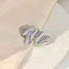 Broche Plissado de Anjinho Criativo Europeu e Americano, Toque de Luxo Leve de Alta Qualidade, Pino de Moda para Roupas em Estilo Metálico Liso Simples