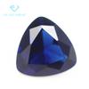 Venta al por mayor de fábrica de zafiro triangular grueso de cristal azul piedra desnuda fondo puntiagudo artificial superficie de anillo de cristal azul zafiro triangular grueso Piedra principal