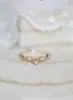 Anillo Nuevo de Verano Estilo Japonés Lujo Ligero Chapado en Oro Exquisito Patrón Hueco Hojas de Alta Calidad Combinable