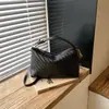 Bolsa com Textura Trançada Feminina 2026 Nova Verão Nicho Trabalho Diário Bolsa de Ombro Único Toque de Luxo Leve Retro Bolsa Transversal